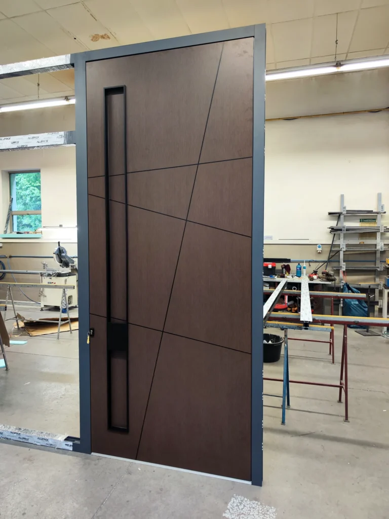 Hliníkové dvere 38 Montáž hliníkovej fasády s obkladovými panelmi
