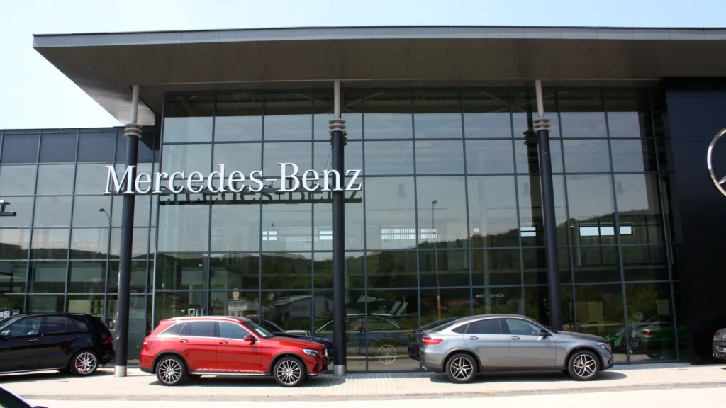 Sklenené steny 2 Presklená hliníková fasáda autosalónu Mercedes-Benz