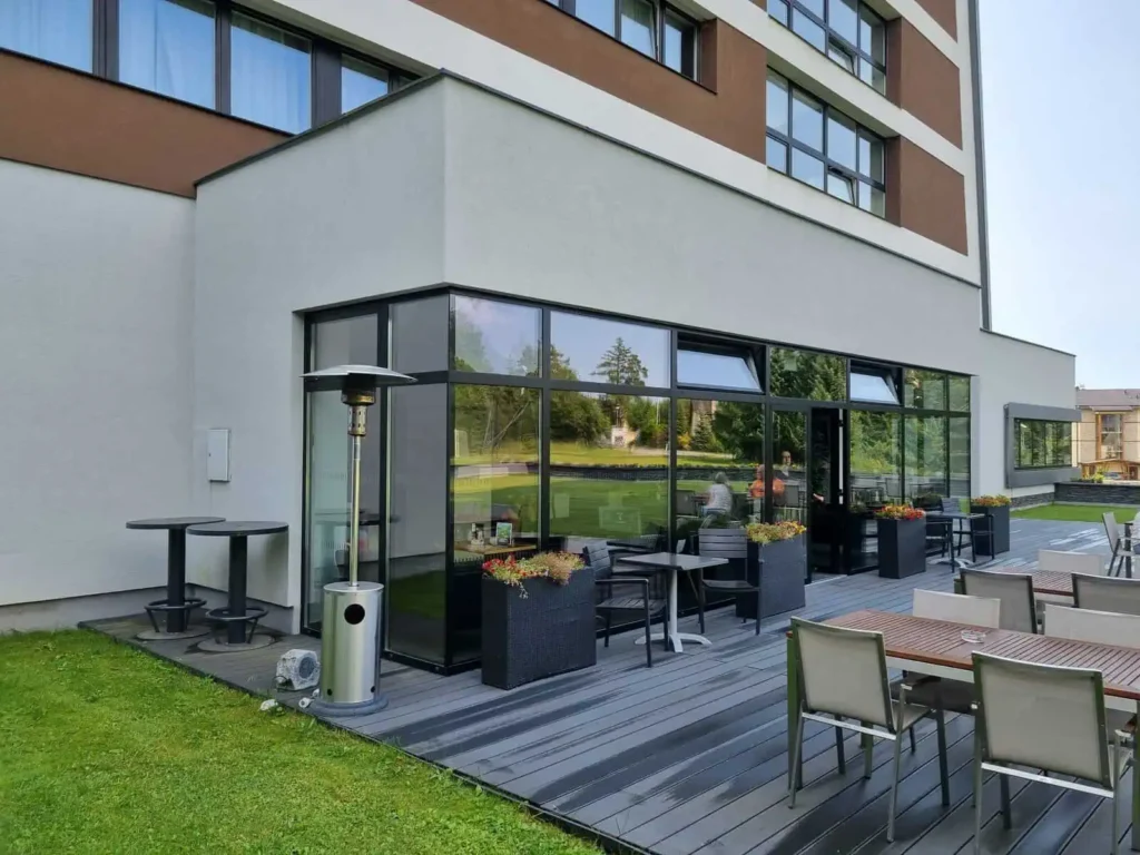 Realizácie 44 Moderný dom s veľkoplošným hliníkovým presklením a terasou