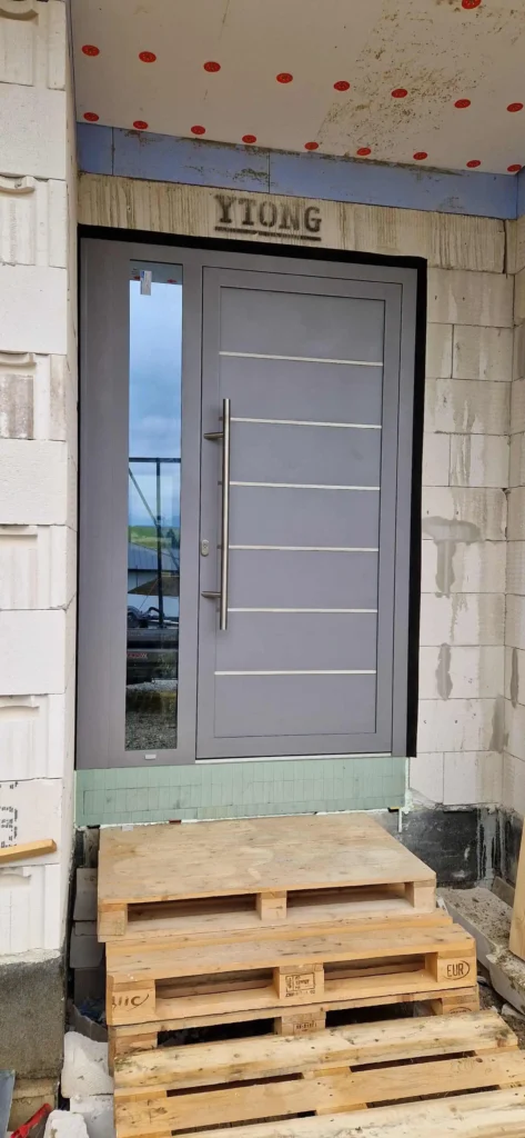 Hliníkové dvere 35 Hliníkové vchodové dvere s madlom, detail