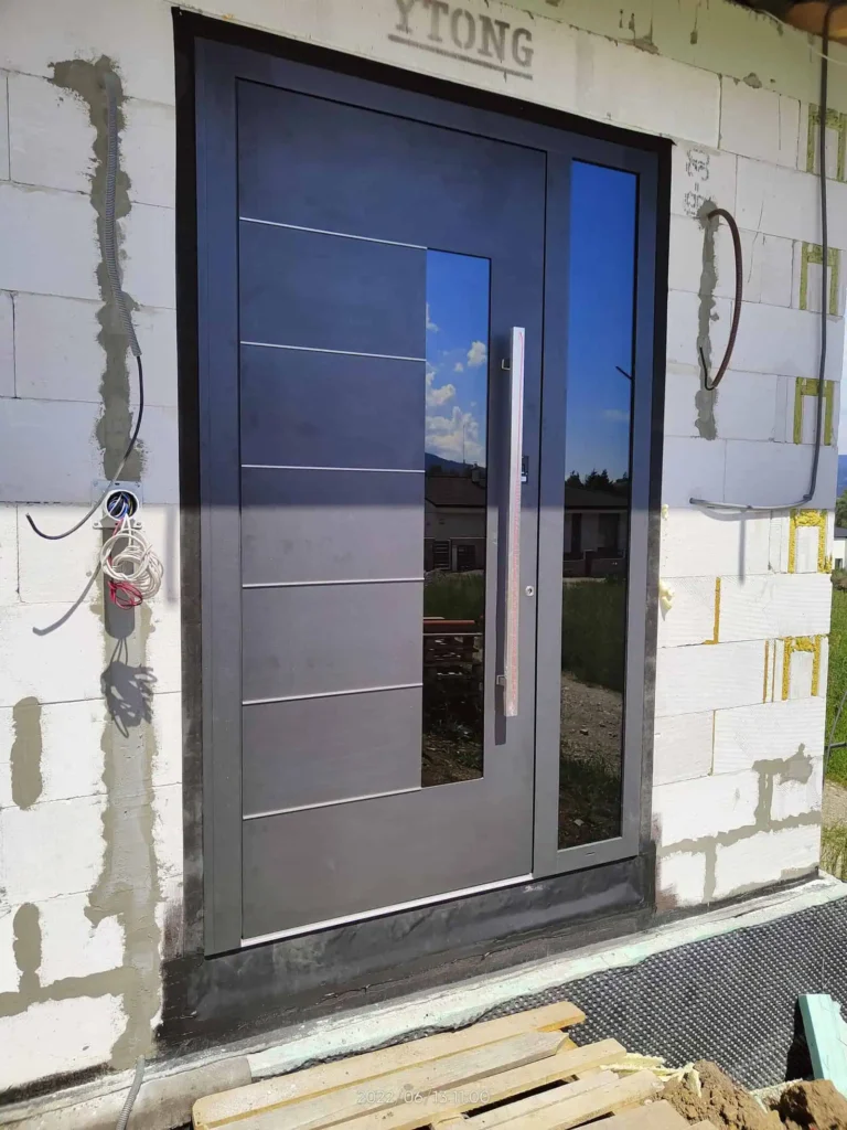 Hliníkové dvere 12 Hliníkové vchodové dvere antracitovej farby, detail