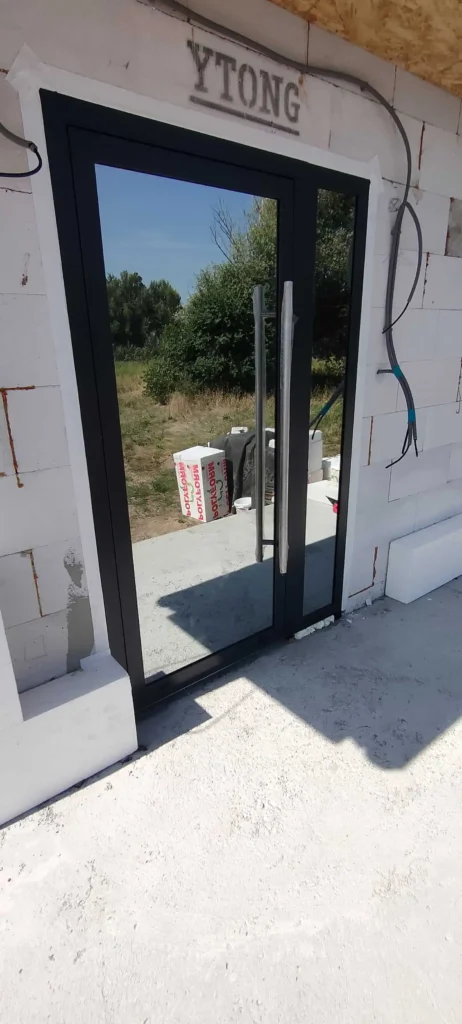 Hliníkové dvere 10 Montáž hliníkových dverí na zateplenej fasáde