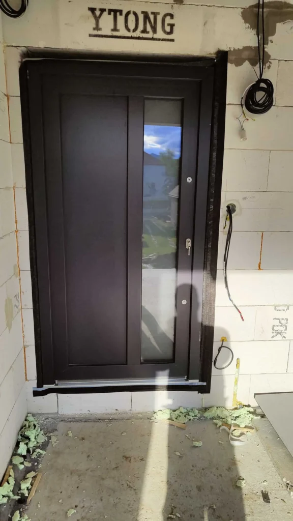 Hliníkové dvere 8 Hliníkové vchodové dvere, detail osadenia na stavbe