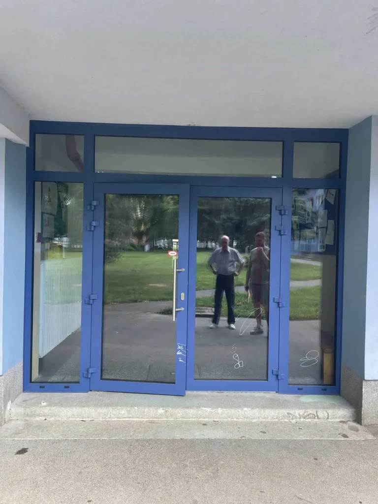 Hliníkové dvere 31 Veľkoplošné hliníkové presklenie verejnej budovy