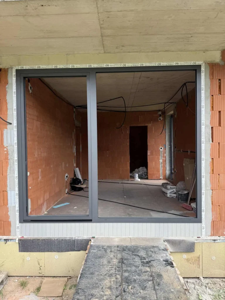 Hliníkové dvere 27 Hliníkové dvere osadené v tehlovej stene novostavby