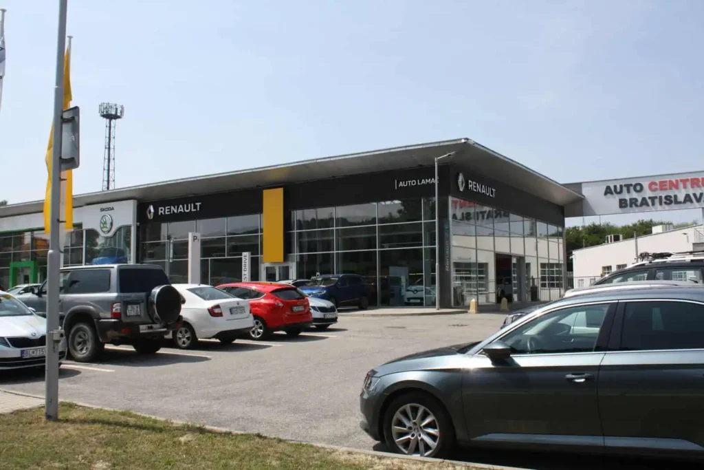 Realizácie 14 Autosalón s hliníkovou fasádou a presklením (Auto Centrum Bratislava)