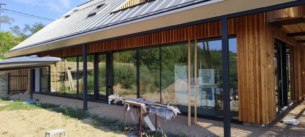 Realizácie 9 Bungalov s veľkoplošnými hliníkovými oknami a dreveným obkladom