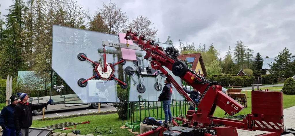 Realizácie 6 Osadzovanie veľkej sklenenej tabule vákuovým manipulátorom