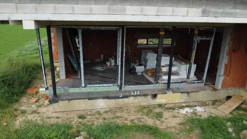 Realizácie 21 Osadzovanie veľkoplošného hliníkového presklenia na novostavbe