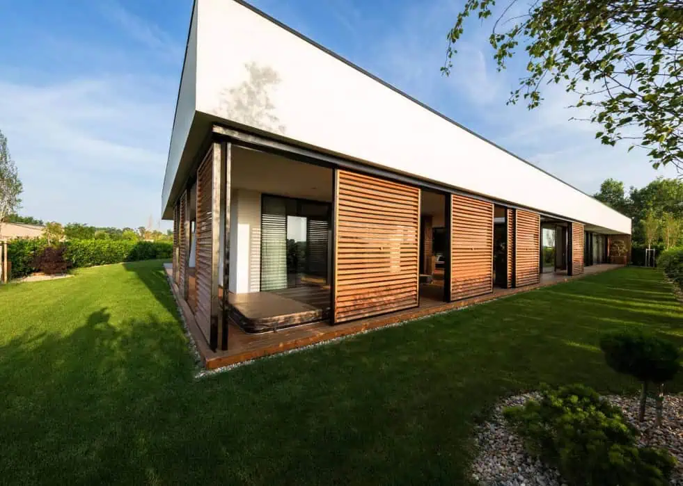 Realizácie 17 Moderný bungalov s hliníkovým presklením a dreveným obkladom