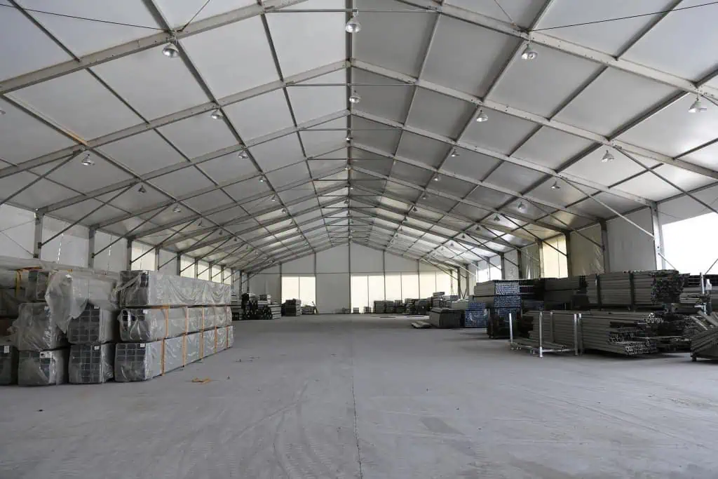 Montované haly 17 Interiér plachtovej haly so skladovaným materiálom