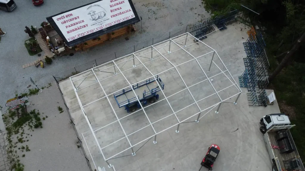 Montované haly 23 Presklená hliníková strešná konštrukcia, pohľad z dronu