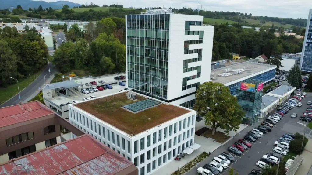 Úvod 39 Administratívne budovy s presklenými fasádami, pohľad z dronu