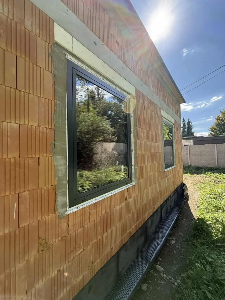 Montované haly 5 Rodinný dom s dreveným obkladom a hliníkovým presklením